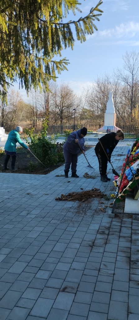 Инициативными группами ТОС &quot;Новочигольское&quot; и ТОС &quot;Победа&quot; совместно с администрацией сельского поселения  навели санитарный порядок на памятниках  погибшим в годы ВОв в парке с. Новая Чигла.