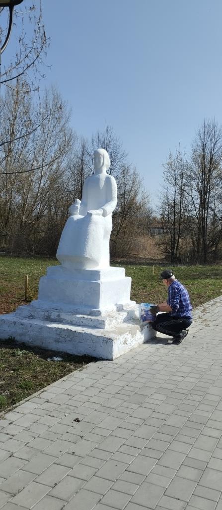 Инициативными группами ТОС &quot;Новочигольский&quot; и ТОС &quot;Победа&quot; совместно с учащимися Чигольской СОШ провели работы по покраске памятников  и уборке территории в парке с. Новая Чигла.