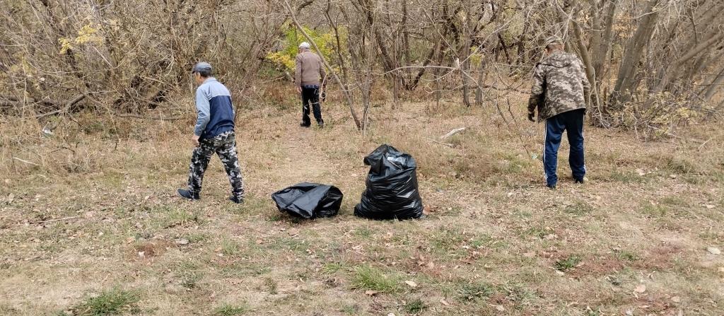 В рамках месячника по благоустройству территории и наведении санитарного порядка  инициативной группой ТОС &quot;Новочигольский&quot; и ТОС &quot;Победа&quot; проведено мероприятие в парке с. Новая Чигла  по очистке территории от мусора.