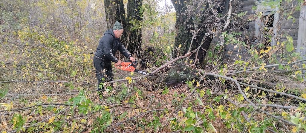 В рамках месячника по благоустройству и наведении санитарного порядка инициативной группой ТОС &quot;Новочигольский&quot; и ТОС &quot;Победа&quot;  совместно с администрацией Новочигольского сельского поселения проводятся работы по опиловке  кустарников  и поросли.