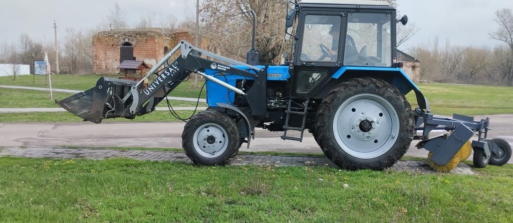 В рамках месячника по благоустройству и наведении санитарного порядка  администрацией Новочигольского сельского поселения проводятся работы по очистке тротуаров.