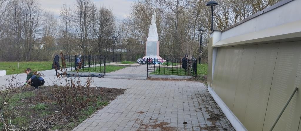 В рамках месячника по благоустройству и наведении санитарного порядка инициативной группой ТОС &quot;Новочигольский&quot; и ТОС &quot;Победа&quot;  совместно с администрацией Новочигольского сельского поселения проведен субботник в парке села и на детской площадке.