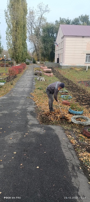 В рамках месячника благоустройства и санитарной очистке инициативной группой ТОС Никольское проведен субботник в центре села Никольское.