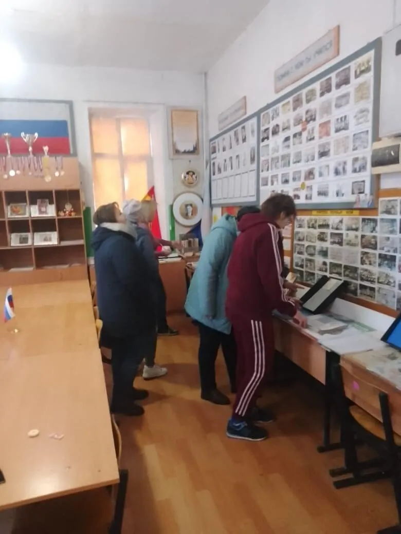 В период новогодних праздников продолжает свою работу школьный музей..