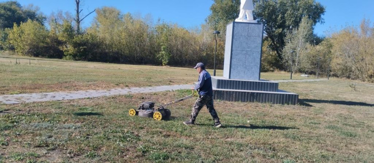 В рамках месячника по благоустройству и наведении санитарного порядка в парке села проведены работы по покосу сорной растительностью. В рамках месячника по благоустройству и наведении санитарного порядка в парке села проведены работы по покосу сорной растительностью.